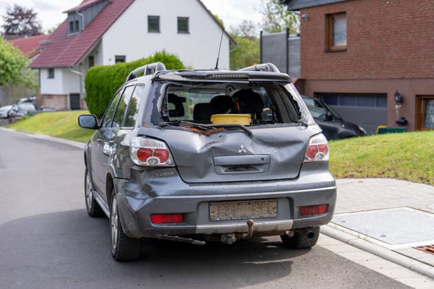 Entflohener Jungbulle greift PKW an Betäubung scheitert Jäger muss Tier erlegen Am 17.05.2026 sorgte ein entlaufener und aufgebrachter Jungbulle in Brachttal-Hellstein für einen Einsatz von Polizei, Feuerwehr und der Tierrettungseinheit des Main-Kinzig-Kreises. Das Tier sprang in das Heck eines Fahrzeugs und verletzte einen Radfahrer leicht. Ein erster Betäubungsversuch durch einen Tierarzt scheiterte, woraufhin der Bulle in den Wald Richtung Birstein flüchtete. Nach einer Suche unter Einsatz von zwei privaten Drohnen und zwei Hunden wurde das Tier am Waldrand zwischen Hellstein und Untersotzbach aufgefunden. Aufgrund seines Zustands musste ein Jäger den Bullen erlegen. Brachttal Hellstein Hessen Deutschland
