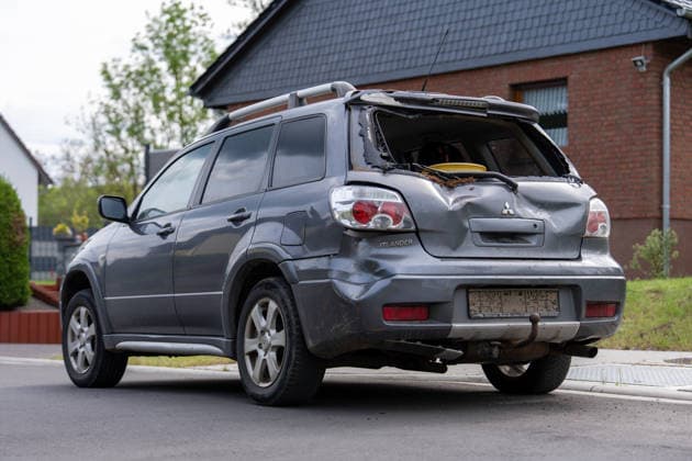 Entflohener Jungbulle greift PKW an Betäubung scheitert Jäger muss Tier erlegen Am 17.05.2026 sorgte ein entlaufener und aufgebrachter Jungbulle in Brachttal-Hellstein für einen Einsatz von Polizei, Feuerwehr und der Tierrettungseinheit des Main-Kinzig-Kreises. Das Tier sprang in das Heck eines Fahrzeugs und verletzte einen Radfahrer leicht. Ein erster Betäubungsversuch durch einen Tierarzt scheiterte, woraufhin der Bulle in den Wald Richtung Birstein flüchtete. Nach einer Suche unter Einsatz von zwei privaten Drohnen und zwei Hunden wurde das Tier am Waldrand zwischen Hellstein und Untersotzbach aufgefunden. Aufgrund seines Zustands musste ein Jäger den Bullen erlegen. Brachttal Hellstein Hessen Deutschland