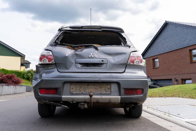 Entflohener Jungbulle greift PKW an Betäubung scheitert Jäger muss Tier erlegen Am 17.05.2026 sorgte ein entlaufener und aufgebrachter Jungbulle in Brachttal-Hellstein für einen Einsatz von Polizei, Feuerwehr und der Tierrettungseinheit des Main-Kinzig-Kreises. Das Tier sprang in das Heck eines Fahrzeugs und verletzte einen Radfahrer leicht. Ein erster Betäubungsversuch durch einen Tierarzt scheiterte, woraufhin der Bulle in den Wald Richtung Birstein flüchtete. Nach einer Suche unter Einsatz von zwei privaten Drohnen und zwei Hunden wurde das Tier am Waldrand zwischen Hellstein und Untersotzbach aufgefunden. Aufgrund seines Zustands musste ein Jäger den Bullen erlegen. Brachttal Hellstein Hessen Deutschland