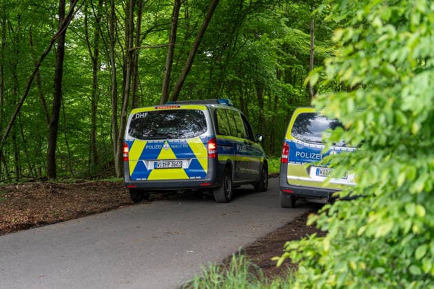 Entflohener Jungbulle greift PKW an Betäubung scheitert Jäger muss Tier erlegen Am 17.05.2026 sorgte ein entlaufener und aufgebrachter Jungbulle in Brachttal-Hellstein für einen Einsatz von Polizei, Feuerwehr und der Tierrettungseinheit des Main-Kinzig-Kreises. Das Tier sprang in das Heck eines Fahrzeugs und verletzte einen Radfahrer leicht. Ein erster Betäubungsversuch durch einen Tierarzt scheiterte, woraufhin der Bulle in den Wald Richtung Birstein flüchtete. Nach einer Suche unter Einsatz von zwei privaten Drohnen und zwei Hunden wurde das Tier am Waldrand zwischen Hellstein und Untersotzbach aufgefunden. Aufgrund seines Zustands musste ein Jäger den Bullen erlegen. Brachttal Hellstein Hessen Deutschland