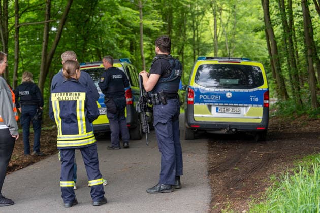 Entflohener Jungbulle greift PKW an Betäubung scheitert Jäger muss Tier erlegen Am 17.05.2026 sorgte ein entlaufener und aufgebrachter Jungbulle in Brachttal-Hellstein für einen Einsatz von Polizei, Feuerwehr und der Tierrettungseinheit des Main-Kinzig-Kreises. Das Tier sprang in das Heck eines Fahrzeugs und verletzte einen Radfahrer leicht. Ein erster Betäubungsversuch durch einen Tierarzt scheiterte, woraufhin der Bulle in den Wald Richtung Birstein flüchtete. Nach einer Suche unter Einsatz von zwei privaten Drohnen und zwei Hunden wurde das Tier am Waldrand zwischen Hellstein und Untersotzbach aufgefunden. Aufgrund seines Zustands musste ein Jäger den Bullen erlegen. Brachttal Hellstein Hessen Deutschland