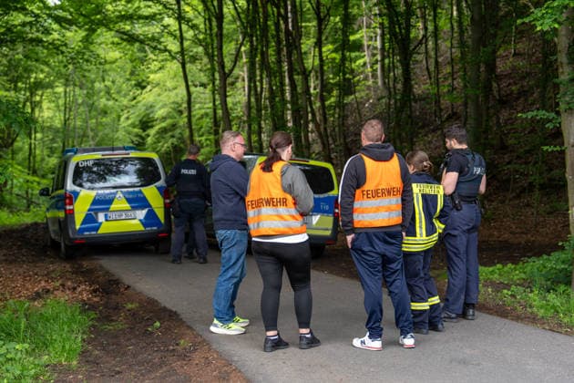 Entflohener Jungbulle greift PKW an Betäubung scheitert Jäger muss Tier erlegen Am 17.05.2026 sorgte ein entlaufener und aufgebrachter Jungbulle in Brachttal-Hellstein für einen Einsatz von Polizei, Feuerwehr und der Tierrettungseinheit des Main-Kinzig-Kreises. Das Tier sprang in das Heck eines Fahrzeugs und verletzte einen Radfahrer leicht. Ein erster Betäubungsversuch durch einen Tierarzt scheiterte, woraufhin der Bulle in den Wald Richtung Birstein flüchtete. Nach einer Suche unter Einsatz von zwei privaten Drohnen und zwei Hunden wurde das Tier am Waldrand zwischen Hellstein und Untersotzbach aufgefunden. Aufgrund seines Zustands musste ein Jäger den Bullen erlegen. Brachttal Hellstein Hessen Deutschland