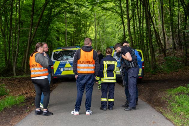 Entflohener Jungbulle greift PKW an Betäubung scheitert Jäger muss Tier erlegen Am 17.05.2026 sorgte ein entlaufener und aufgebrachter Jungbulle in Brachttal-Hellstein für einen Einsatz von Polizei, Feuerwehr und der Tierrettungseinheit des Main-Kinzig-Kreises. Das Tier sprang in das Heck eines Fahrzeugs und verletzte einen Radfahrer leicht. Ein erster Betäubungsversuch durch einen Tierarzt scheiterte, woraufhin der Bulle in den Wald Richtung Birstein flüchtete. Nach einer Suche unter Einsatz von zwei privaten Drohnen und zwei Hunden wurde das Tier am Waldrand zwischen Hellstein und Untersotzbach aufgefunden. Aufgrund seines Zustands musste ein Jäger den Bullen erlegen. Brachttal Hellstein Hessen Deutschland