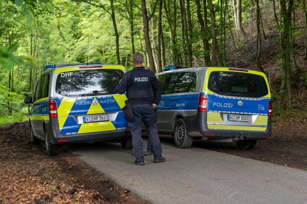 Entflohener Jungbulle greift PKW an Betäubung scheitert Jäger muss Tier erlegen Am 17.05.2026 sorgte ein entlaufener und aufgebrachter Jungbulle in Brachttal-Hellstein für einen Einsatz von Polizei, Feuerwehr und der Tierrettungseinheit des Main-Kinzig-Kreises. Das Tier sprang in das Heck eines Fahrzeugs und verletzte einen Radfahrer leicht. Ein erster Betäubungsversuch durch einen Tierarzt scheiterte, woraufhin der Bulle in den Wald Richtung Birstein flüchtete. Nach einer Suche unter Einsatz von zwei privaten Drohnen und zwei Hunden wurde das Tier am Waldrand zwischen Hellstein und Untersotzbach aufgefunden. Aufgrund seines Zustands musste ein Jäger den Bullen erlegen. Brachttal Hellstein Hessen Deutschland