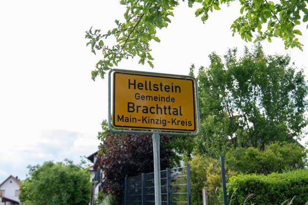 Entflohener Jungbulle greift PKW an Betäubung scheitert Jäger muss Tier erlegen Am 17.05.2026 sorgte ein entlaufener und aufgebrachter Jungbulle in Brachttal-Hellstein für einen Einsatz von Polizei, Feuerwehr und der Tierrettungseinheit des Main-Kinzig-Kreises. Das Tier sprang in das Heck eines Fahrzeugs und verletzte einen Radfahrer leicht. Ein erster Betäubungsversuch durch einen Tierarzt scheiterte, woraufhin der Bulle in den Wald Richtung Birstein flüchtete. Nach einer Suche unter Einsatz von zwei privaten Drohnen und zwei Hunden wurde das Tier am Waldrand zwischen Hellstein und Untersotzbach aufgefunden. Aufgrund seines Zustands musste ein Jäger den Bullen erlegen. Brachttal Hellstein Hessen Deutschland