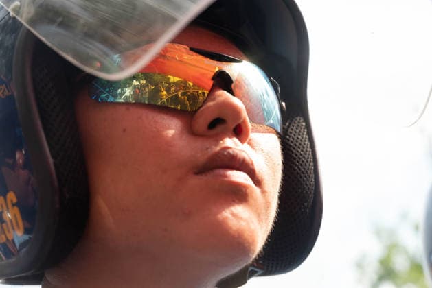 May 18, 2026, Pasay, Metro Manila, Philippines: The protesters marching toward the senate reflects in the shades of a police officer. Pasay Philippines - ZUMAy102 20260518_zip_y102_007 Copyright: xKenosisxYapx