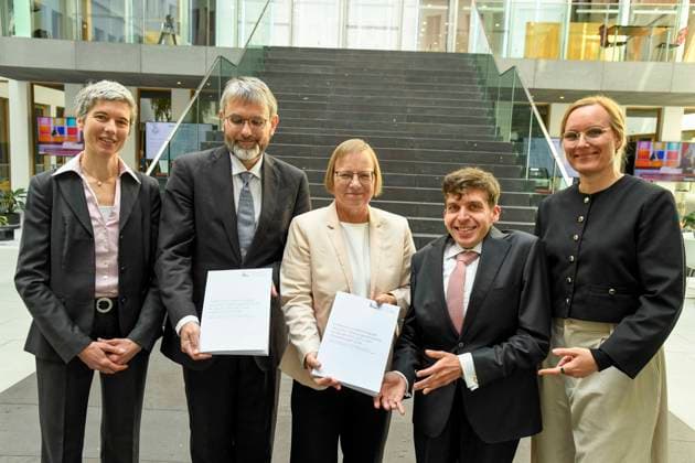 ABB BPK-TREINHAUSGASE- ABB BPK-TREIBHAUS- Prof. Dr. Julia Pongratz, Ratsmitglied ERK, LMU München Prof. Dr. Marc-Oliver Bettzuege, stellvertretender Vorsitzender vom Expertenrat für Klimafragen (ERK), Energiewirtschaftliches Institut an der Universität zu Köln EWI Dr. Barbara Schlomann, Vorsitzende vom Expertenrat für Klimafragen (ERK), Fraunhofer-Institut fuer System- und Innovationsforschung ISI Prof. Dr. Allister Loder, Ratsmitglied ERK, TU München Prof. Dr. Dr. Tanja Kneiske, Ratsmitglied ERK, Fraunhofer-Einrichtung Energieinfrastrukturen und Geotechnologien IEG und TU Berlin Thema Vorstellung Bericht auf der BPK Berlin Bundespressekonferenz am 18.05.2026 Berlin Deutschland
