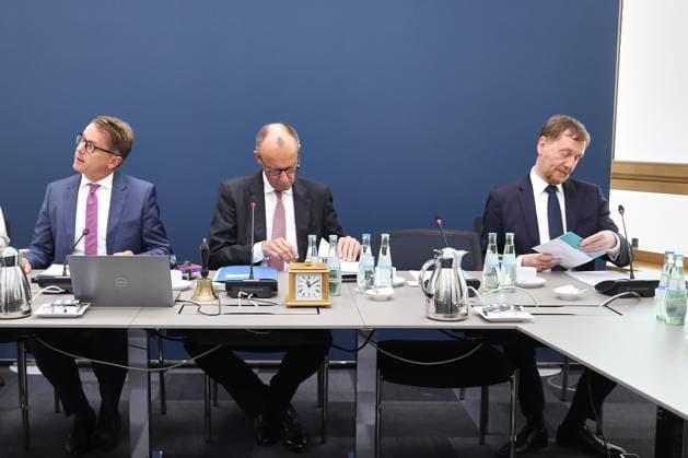 Berlin, Deutschland, 18.05.2026: Konrad-Adenauer-Haus: CDU-Bundesvorstandssitzung: L-R: Generalsekretär Carsten Linnemann (CDU), Bundeskanzler Friedrich Merz (CDU), Ministerpräsident von Sachsen Michael Kretschmer (CDU) Copyright: xdtsxNachrichtenagenturx dts_119144