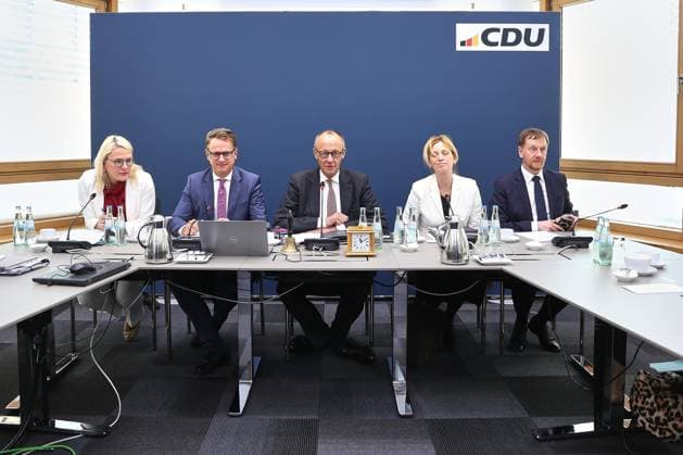 Berlin, Deutschland, 18.05.2026: Konrad-Adenauer-Haus: CDU-Bundesvorstandssitzung: L-R: Stv. Generalsekretärin Christina Stumpp (CDU), Generalsekretär Carsten Linnemann (CDU), Bundeskanzler Friedrich Merz (CDU), Bundesministerin für Bildung, Familie, Senioren, Frauen und Jugend Karin Prien (CDU), Ministerpräsident von Sachsen Michael Kretschmer (CDU) Copyright: xdtsxNachrichtenagenturx dts_119146