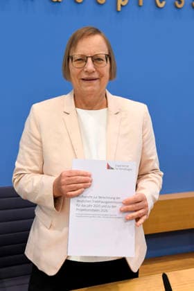 ABB BPK-TREIBHAUSGASE- Dr. Barbara Schlomann, Vorsitzende vom Expertenrat für Klimafragen (ERK), Fraunhofer-Institut fuer System- und Innovationsforschung ISI Thema Vorstellung Bericht Veroeffentlichung des Pruefberichts zur Berechnung der deutschen Treibhausgasemissionen für das Jahr 2025 und zu den Projektionsdaten 2026 auf der BPK Berlin Bundespressekonferenz am 18.05.2026 Berlin Deutschland