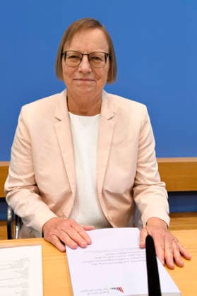 ABB BPK-TREIBHAUSGASE- Dr. Barbara Schlomann, Vorsitzende vom Expertenrat für Klimafragen (ERK), Fraunhofer-Institut fuer System- und Innovationsforschung ISI Thema Vorstellung Bericht Veroeffentlichung des Pruefberichts zur Berechnung der deutschen Treibhausgasemissionen für das Jahr 2025 und zu den Projektionsdaten 2026 auf der BPK Berlin Bundespressekonferenz am 18.05.2026 Berlin Deutschland