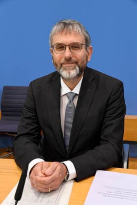 ABB BPK-TREIBHAUSGASE- Prof. Dr. Marc-Oliver Bettzuege, stellvertretender Vorsitzender vom Expertenrat für Klimafragen (ERK), Energiewirtschaftliches Institut an der Universität zu Köln EWI Thema Vorstellung Bericht Veroeffentlichung des Pruefberichts zur Berechnung der deutschen Treibhausgasemissionen für das Jahr 2025 und zu den Projektionsdaten 2026 auf der BPK Berlin Bundespressekonferenz am 18.05.2026 Berlin Deutschland