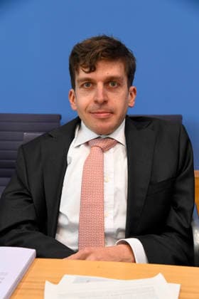 ABB BPK-TREIBHAUSGASE- Prof. Dr. Allister Loder, Ratsmitglied ERK, TU Muenchen Thema Vorstellung Bericht Veroeffentlichung des Pruefberichts zur Berechnung der deutschen Treibhausgasemissionen für das Jahr 2025 und zu den Projektionsdaten 2026 auf der BPK Berlin Bundespressekonferenz am 18.05.2026 Berlin Deutschland