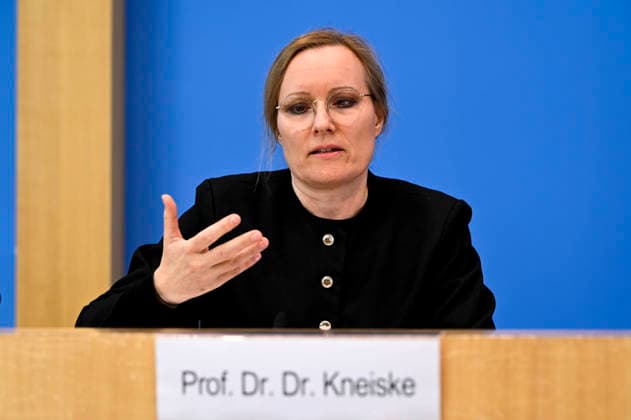 ABB BPK-TREIBHAUSGASE- Prof. Dr. Dr. Tanja Kneiske, Ratsmitglied ERK, Fraunhofer-Einrichtung Energieinfrastrukturen und Geotechnologien IEG und TU Berlin Thema Vorstellung Bericht Veroeffentlichung des Pruefberichts zur Berechnung der deutschen Treibhausgasemissionen für das Jahr 2025 und zu den Projektionsdaten 2026 auf der BPK Berlin Bundespressekonferenz am 18.05.2026 Berlin Deutschland