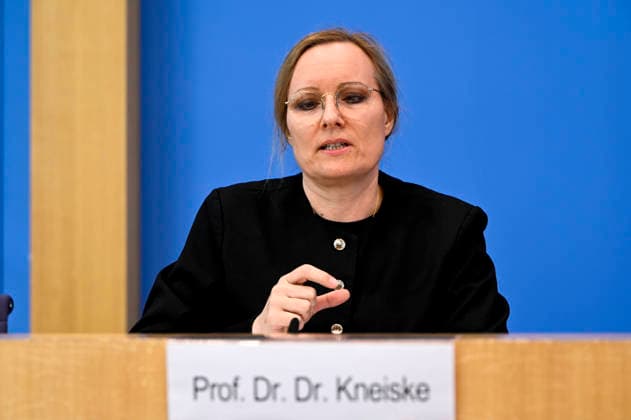 ABB BPK-TREIBHAUSGASE- Prof. Dr. Dr. Tanja Kneiske, Ratsmitglied ERK, Fraunhofer-Einrichtung Energieinfrastrukturen und Geotechnologien IEG und TU Berlin Thema Vorstellung Bericht Veroeffentlichung des Pruefberichts zur Berechnung der deutschen Treibhausgasemissionen für das Jahr 2025 und zu den Projektionsdaten 2026 auf der BPK Berlin Bundespressekonferenz am 18.05.2026 Berlin Deutschland