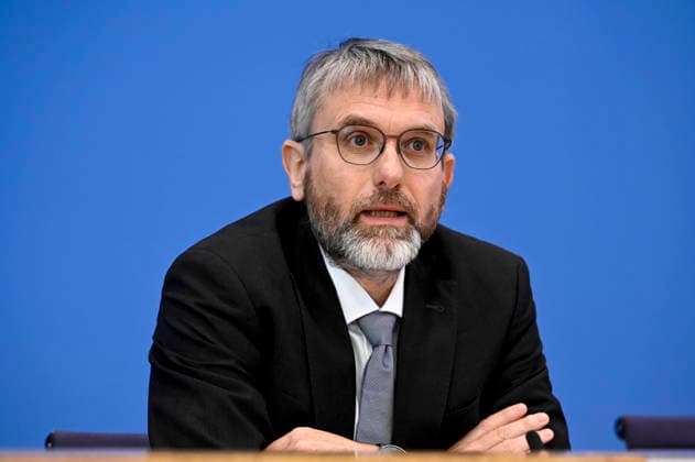 ABB BPK-TREIBHAUSGASE- Prof. Dr. Marc-Oliver Bettzuege, stellvertretender Vorsitzender vom Expertenrat für Klimafragen (ERK), Energiewirtschaftliches Institut an der Universität zu Köln EWI Thema Vorstellung Bericht Veroeffentlichung des Pruefberichts zur Berechnung der deutschen Treibhausgasemissionen für das Jahr 2025 und zu den Projektionsdaten 2026 auf der BPK Berlin Bundespressekonferenz am 18.05.2026 Berlin Deutschland