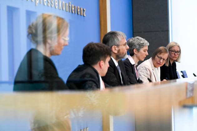 ABB BPK-TREINHAUSGASE- ABB BPK-TREIBHAUS- Prof. Dr. Dr. Tanja Kneiske, Ratsmitglied ERK, Fraunhofer-Einrichtung Energieinfrastrukturen und Geotechnologien IEG und TU Berlin Prof. Dr. Marc-Oliver Bettzuege, stellvertretender Vorsitzender vom Expertenrat für Klimafragen (ERK), Energiewirtschaftliches Institut an der Universität zu Köln EWI Dr. Barbara Schlomann, Vorsitzende vom Expertenrat für Klimafragen (ERK), Fraunhofer-Institut fuer System- und Innovationsforschung ISI Prof. Dr. Julia Pongratz, Ratsmitglied ERK, LMU München Prof. Dr. Allister Loder, Ratsmitglied ERK, TU München Thema Vorstellung Bericht Veroeffentlichung des Pruefberichts zur Berechnung der deutschen Treibhausgasemissionen für das Jahr 2025 und zu den Projektionsda
