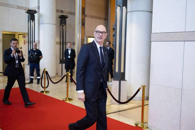 G7 Finance Ministers Meeting - Paris French Economy, Finances and Industry Minister Roland Lescure waits for his guests prior to a meeting of G7 Finance Ministers and Central Bank Governors in preparation for the summit of heads of State and government to be held in June 2026 in Evian, at the French ministry of economy Bercy, in Paris on May 18, 2026. Photo by Raphael Lafargue ABACAPRESS.COM Paris France  Copyright: xLafarguexRaphael ABACAx