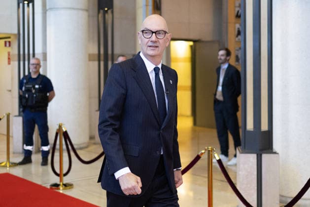 G7 Finance Ministers Meeting - Paris French Economy, Finances and Industry Minister Roland Lescure waits for his guests prior to a meeting of G7 Finance Ministers and Central Bank Governors in preparation for the summit of heads of State and government to be held in June 2026 in Evian, at the French ministry of economy Bercy, in Paris on May 18, 2026. Photo by Raphael Lafargue ABACAPRESS.COM Paris France  Copyright: xLafarguexRaphael ABACAx