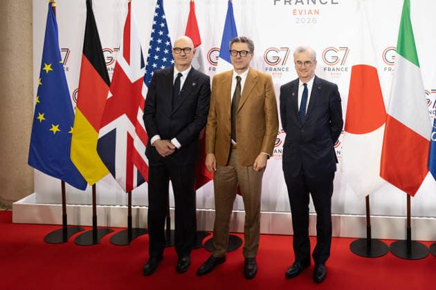 G7 Finance Ministers Meeting - Paris French Economy, Finances and Industry Minister Roland Lescure greets Italy Minister of Economy and Finance Giancarlo Giorgetti next to Governor of the Bank of France François Villeroy de Galhau as he arrives for a meeting of G7 Finance Ministers and Central Bank Governors in preparation for the summit of heads of State and government to be held in June 2026 in Evian, in Paris on May 18, 2026. Photo by Raphael Lafargue ABACAPRESS.COM Paris France  Copyright: xLafarguexRaphael ABACAx