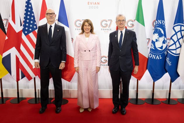 G7 Finance Ministers Meeting - Paris France Economy, Finances and Industry Minister Roland Lescure and Governor of the Bank of France François Villeroy de Galhau greet Britain s Chancellor of the Exchequer Rachel Reeves prior to a meeting of G7 Finance Ministers and Central Bank Governors in preparation for the summit of heads of State and government to be held in June 2026 in Evian, in Paris on May 18, 2026. Photo by Raphael Lafargue ABACAPRESS.COM Paris France  Copyright: xLafarguexRaphael ABACAx