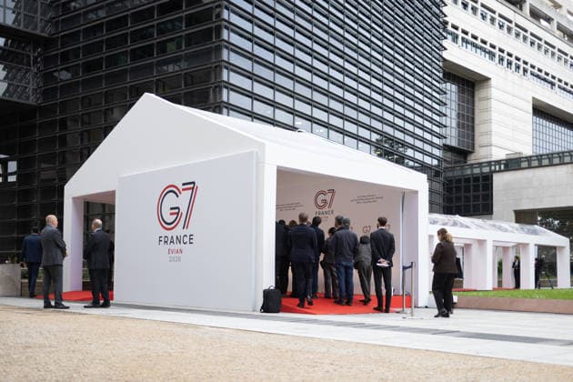 G7 Finance Ministers Family Photo - Paris View of the entrance of the G7 Finance Ministers as they to prepare the summit of heads of State and government to be held in June 2026 in Evian, at the French Ministry of Economy and Finance in Paris on May 18, 2026. Photo by Raphael Lafargue ABACAPRESS.COM Paris France  Copyright: xLafarguexRaphael ABACAx