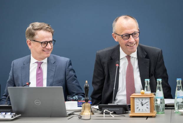 Bundeskanzler Friedrich Merz (rechts) mit seinem Generalsekretär Carsten Linnemann;Auftaktbilder vor Bundesvorstandssitzung der CDU im Konrad-Adenauer-Haus, Berlin Berlin Deutschland Konrad-Adenauer-Haus