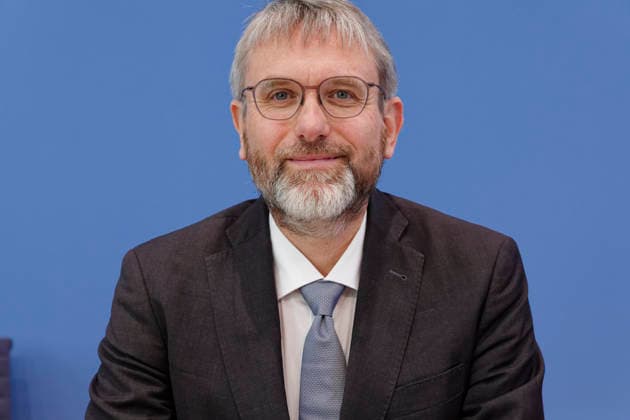 Prüfbericht Treibhausgasemissionen 2025 2026-04-24 Deutschland, Berlin Bundespressekonferenz: Der Expertenrat für klimafragen (ERK) stellt seinen Prüfbericht zur Berechnung der deutschen Treibhausgasemissionen für das Jahr 2025 und zu den Projektionsdaten 2026 vor. Im Bild Prof. Dr. Marc-Oliver Bettzüge, Energiewirtschaftliches Institut an der Universität zu Köln EWI und stellvertretender Vorsitzender ERK.