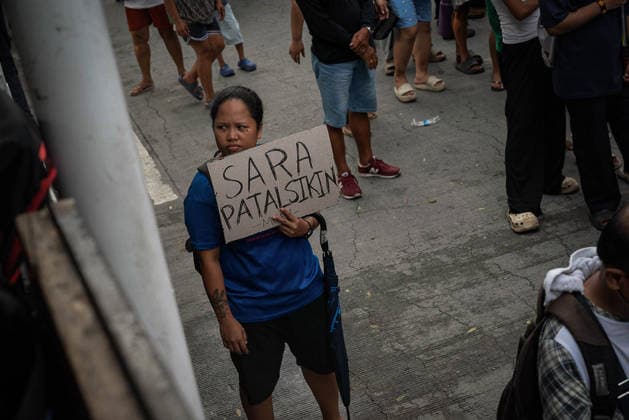 May 18, 2026, Pasay, Metro Manila, Philippines: A protester holds up a sign calling for the impeachment of Vice President Duterte. Pasay Philippines - ZUMAy102 20260518_zip_y102_019 Copyright: xKenosisxYapx