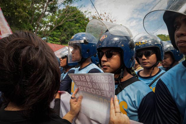 May 18, 2026, Pasay, Metro Manila, Philippines: Protsters marched to the senate gates where they were blocked by riot police. Pasay Philippines - ZUMAy102 20260518_zip_y102_011 Copyright: xKenosisxYapx