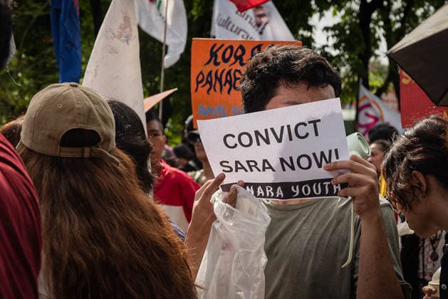 May 18, 2026, Pasay, Metro Manila, Philippines: A protester holds a paper with the demand of convicting the vice president. Pasay Philippines - ZUMAy102 20260518_zip_y102_016 Copyright: xKenosisxYapx