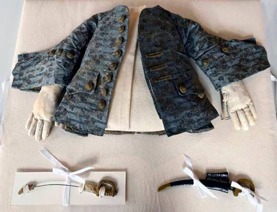 Relocation of the Manneken Pis Costume Collection BRUSSELS, BELGIUM - MAY 18 : Relocation of the Manneken Pis Costume Collection (Costume presented by King Louis XV in 1747) Approximately 1,200 outfits are being transferred from the reserves of the Brussels City Museum King s House to the reserves of the Fashion & Lace Museum. As a living collection, the costumes must remain near the fountain to ensure the approximately 200 annual dressings. on May 18, 2026 in Brussels, Belgium, 18 05 2026 Brussels Belgium  Copyright: xDidierxLebrunx