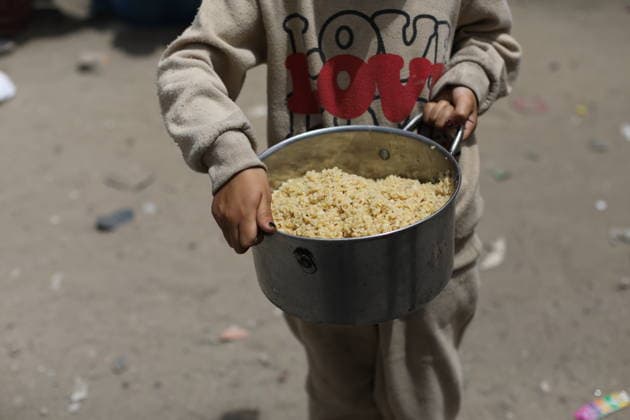 Displaced Palestinians Receive Food Aid in Nuseirat Refugee Camp Displaced Palestinians, including women and children, gather to receive meals from a charity kitchen at the Nuseirat refugee camp in the central Gaza Strip, on May 18, 2026. Food distribution comes amid a decline in humanitarian supplies after the World Central Kitchen reduced its daily meal distribution in the Gaza Strip from one million meals to 200,000, while the continued partial closure of border crossings has further worsened the humanitarian situation in the territory. Photo by Hassan al-Jedi apaimages Nusairat Gaza Strip Palestinian Territory 180526_Nuseirat_HJ_00(28).jpeg Copyright: xapaimagesxHassanxal-Jedixx xapaimagesx
