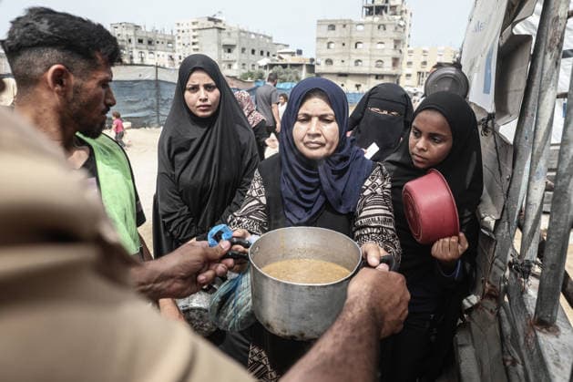 Hot meals distributed to displaced Palestinians in Gaza GAZA CITY, GAZA, PALESTINE - MAY 18: Displaced Palestinians, including many children, wait in long queues to receive hot meals distributed by a charitable organization at Bureijj Refugee Camp in Gaza City, Gaza, Palestine on May 18, 2026. Due to the ongoing Israeli blockade and severe restrictions on the entry of humanitarian aid, the region continues to face a critical food shortage, leaving thousands of families reliant on irregular aid distributions. Moiz Salhi Anadolu Gaza City Gaza. Editorial use only. Please get in touch for any other usage.  Copyright: x2026xAnadoluxMoizxSalhix