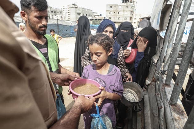 Hot meals distributed to displaced Palestinians in Gaza GAZA CITY, GAZA, PALESTINE - MAY 18: Displaced Palestinians, including many children, wait in long queues to receive hot meals distributed by a charitable organization at Bureijj Refugee Camp in Gaza City, Gaza, Palestine on May 18, 2026. Due to the ongoing Israeli blockade and severe restrictions on the entry of humanitarian aid, the region continues to face a critical food shortage, leaving thousands of families reliant on irregular aid distributions. Moiz Salhi Anadolu Gaza City Gaza. Editorial use only. Please get in touch for any other usage.  Copyright: x2026xAnadoluxMoizxSalhix