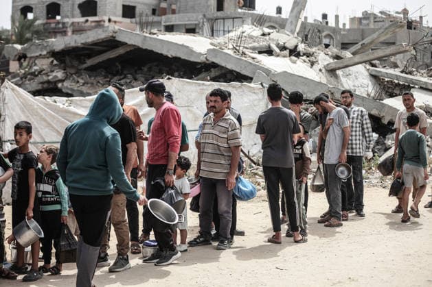 Hot meals distributed to displaced Palestinians in Gaza GAZA CITY, GAZA, PALESTINE - MAY 18: Displaced Palestinians, including many children, wait in long queues to receive hot meals distributed by a charitable organization at Bureijj Refugee Camp in Gaza City, Gaza, Palestine on May 18, 2026. Due to the ongoing Israeli blockade and severe restrictions on the entry of humanitarian aid, the region continues to face a critical food shortage, leaving thousands of families reliant on irregular aid distributions. Moiz Salhi Anadolu Gaza City Gaza. Editorial use only. Please get in touch for any other usage.  Copyright: x2026xAnadoluxMoizxSalhix