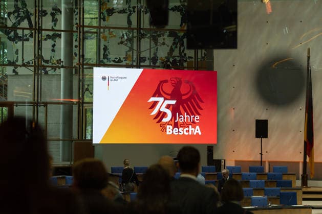 Festakt 75 Jahre Beschaffungsamt des BMI in Bonn Festakt zum 75-jährigen Bestehen des Beschaffungsamtes des BMI im ehemaligen Plenarsaal des Deutschen Bundestages, der heute Teil des World Conference Center Bonn ist. Das Beschaffungsamt gilt als größter ziviler Beschaffer des Bundes und beschafft unter anderem für das Technische Hilfswerk. Bonn Gronau Rheinland-Pfalz Deutschland Copyright: xMarcxJohnx