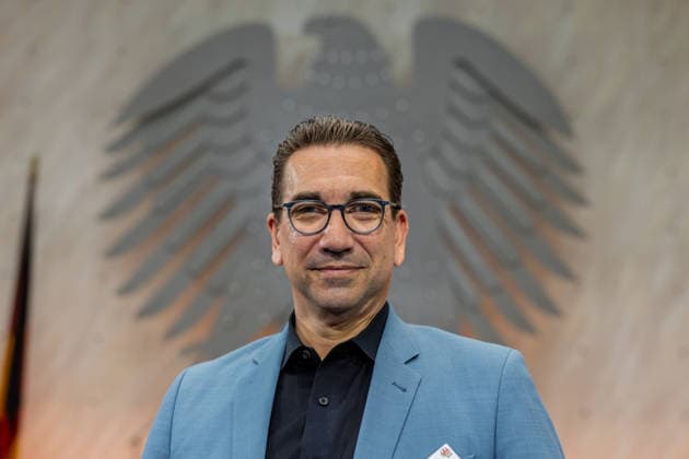 Festakt 75 Jahre Beschaffungsamt des BMI in Bonn Im Portriat: Oberbürgermeister der Stadt Bonn Guido DEUS (CDU) - Festakt zum 75-jährigen Bestehen des Beschaffungsamtes des BMI im ehemaligen Plenarsaal des Deutschen Bundestages, der heute Teil des World Conference Center Bonn ist. Das Beschaffungsamt gilt als größter ziviler Beschaffer des Bundes und beschafft unter anderem für das Technische Hilfswerk. Bonn Gronau Rheinland-Pfalz Deutschland Copyright: xMarcxJohnx