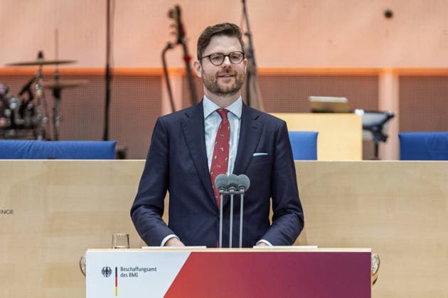 Festakt 75 Jahre Beschaffungsamt des BMI in Bonn Rede von Staatssekretär im BMI Sebastian WÜSTE - Festakt zum 75-jährigen Bestehen des Beschaffungsamtes des BMI im ehemaligen Plenarsaal des Deutschen Bundestages, der heute Teil des World Conference Center Bonn ist. Das Beschaffungsamt gilt als größter ziviler Beschaffer des Bundes und beschafft unter anderem für das Technische Hilfswerk. Bonn Gronau Rheinland-Pfalz Deutschland Copyright: xMarcxJohnx