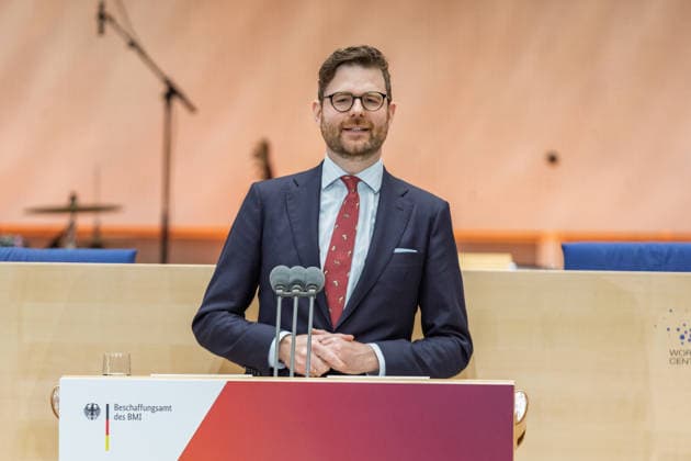 Festakt 75 Jahre Beschaffungsamt des BMI in Bonn Rede von Staatssekretär im BMI Sebastian WÜSTE - Festakt zum 75-jährigen Bestehen des Beschaffungsamtes des BMI im ehemaligen Plenarsaal des Deutschen Bundestages, der heute Teil des World Conference Center Bonn ist. Das Beschaffungsamt gilt als größter ziviler Beschaffer des Bundes und beschafft unter anderem für das Technische Hilfswerk. Bonn Gronau Rheinland-Pfalz Deutschland Copyright: xMarcxJohnx