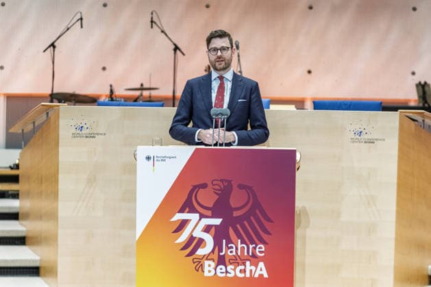 Festakt 75 Jahre Beschaffungsamt des BMI in Bonn Rede von Staatssekretär im BMI Sebastian WÜSTE - Festakt zum 75-jährigen Bestehen des Beschaffungsamtes des BMI im ehemaligen Plenarsaal des Deutschen Bundestages, der heute Teil des World Conference Center Bonn ist. Das Beschaffungsamt gilt als größter ziviler Beschaffer des Bundes und beschafft unter anderem für das Technische Hilfswerk. Bonn Gronau Rheinland-Pfalz Deutschland Copyright: xMarcxJohnx