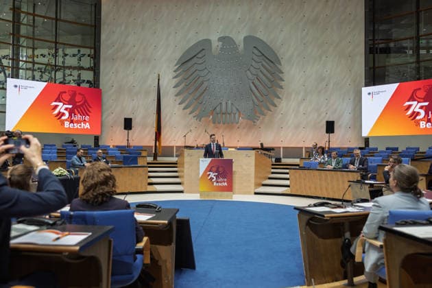 Festakt 75 Jahre Beschaffungsamt des BMI in Bonn Rede von Staatssekretär im BMI Sebastian WÜSTE - Festakt zum 75-jährigen Bestehen des Beschaffungsamtes des BMI im ehemaligen Plenarsaal des Deutschen Bundestages, der heute Teil des World Conference Center Bonn ist. Das Beschaffungsamt gilt als größter ziviler Beschaffer des Bundes und beschafft unter anderem für das Technische Hilfswerk. Bonn Gronau Rheinland-Pfalz Deutschland Copyright: xMarcxJohnx