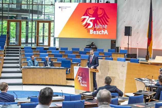 Festakt 75 Jahre Beschaffungsamt des BMI in Bonn Rede von Staatssekretär im BMI Sebastian WÜSTE - Festakt zum 75-jährigen Bestehen des Beschaffungsamtes des BMI im ehemaligen Plenarsaal des Deutschen Bundestages, der heute Teil des World Conference Center Bonn ist. Das Beschaffungsamt gilt als größter ziviler Beschaffer des Bundes und beschafft unter anderem für das Technische Hilfswerk. Bonn Gronau Rheinland-Pfalz Deutschland Copyright: xMarcxJohnx