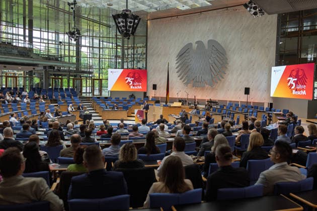 Festakt 75 Jahre Beschaffungsamt des BMI in Bonn Rede von Staatssekretär im BMI Sebastian WÜSTE - Festakt zum 75-jährigen Bestehen des Beschaffungsamtes des BMI im ehemaligen Plenarsaal des Deutschen Bundestages, der heute Teil des World Conference Center Bonn ist. Das Beschaffungsamt gilt als größter ziviler Beschaffer des Bundes und beschafft unter anderem für das Technische Hilfswerk. Bonn Gronau Rheinland-Pfalz Deutschland Copyright: xMarcxJohnx