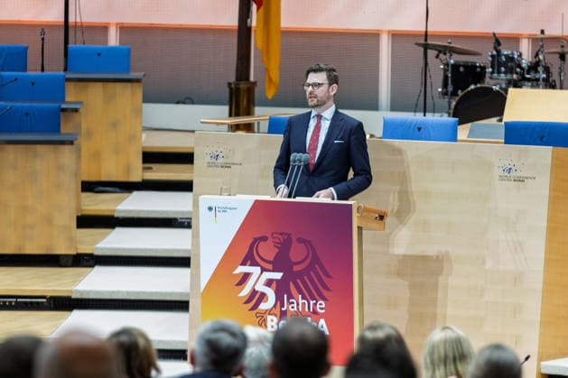 Festakt 75 Jahre Beschaffungsamt des BMI in Bonn Rede von Staatssekretär im BMI Sebastian WÜSTE - Festakt zum 75-jährigen Bestehen des Beschaffungsamtes des BMI im ehemaligen Plenarsaal des Deutschen Bundestages, der heute Teil des World Conference Center Bonn ist. Das Beschaffungsamt gilt als größter ziviler Beschaffer des Bundes und beschafft unter anderem für das Technische Hilfswerk. Bonn Gronau Rheinland-Pfalz Deutschland Copyright: xMarcxJohnx