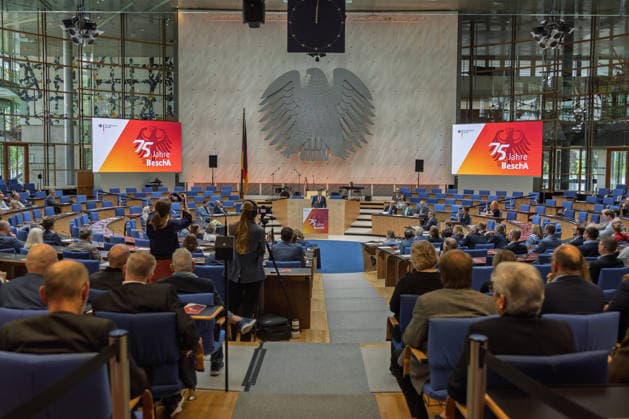 Festakt 75 Jahre Beschaffungsamt des BMI in Bonn Rede von Staatssekretär im BMI Sebastian WÜSTE - Festakt zum 75-jährigen Bestehen des Beschaffungsamtes des BMI im ehemaligen Plenarsaal des Deutschen Bundestages, der heute Teil des World Conference Center Bonn ist. Das Beschaffungsamt gilt als größter ziviler Beschaffer des Bundes und beschafft unter anderem für das Technische Hilfswerk. Bonn Gronau Rheinland-Pfalz Deutschland Copyright: xMarcxJohnx