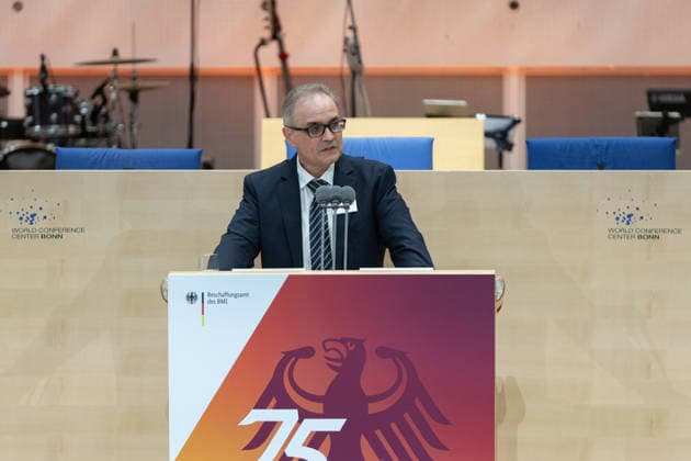 Festakt 75 Jahre Beschaffungsamt des BMI in Bonn Rede Präsident des BeschA Dr. Alexander EISVOGEL - Festakt zum 75-jährigen Bestehen des Beschaffungsamtes des BMI im ehemaligen Plenarsaal des Deutschen Bundestages, der heute Teil des World Conference Center Bonn ist. Das Beschaffungsamt gilt als größter ziviler Beschaffer des Bundes und beschafft unter anderem für das Technische Hilfswerk. Bonn Gronau Rheinland-Pfalz Deutschland Copyright: xMarcxJohnx