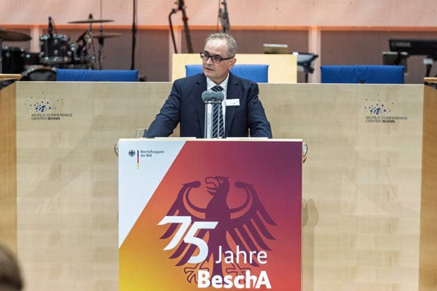 Festakt 75 Jahre Beschaffungsamt des BMI in Bonn Rede Präsident des BeschA Dr. Alexander EISVOGEL - Festakt zum 75-jährigen Bestehen des Beschaffungsamtes des BMI im ehemaligen Plenarsaal des Deutschen Bundestages, der heute Teil des World Conference Center Bonn ist. Das Beschaffungsamt gilt als größter ziviler Beschaffer des Bundes und beschafft unter anderem für das Technische Hilfswerk. Bonn Gronau Rheinland-Pfalz Deutschland Copyright: xMarcxJohnx