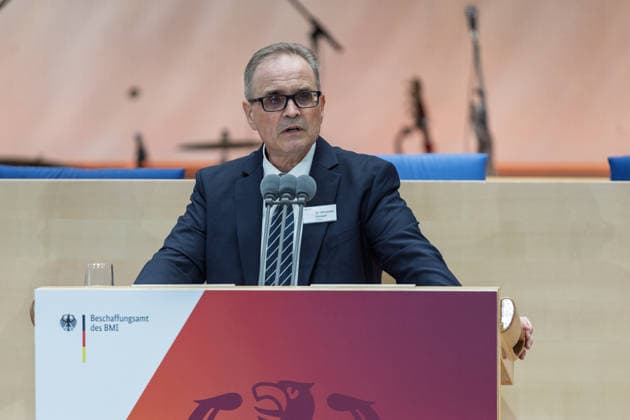 Festakt 75 Jahre Beschaffungsamt des BMI in Bonn Rede Präsident des BeschA Dr. Alexander EISVOGEL - Festakt zum 75-jährigen Bestehen des Beschaffungsamtes des BMI im ehemaligen Plenarsaal des Deutschen Bundestages, der heute Teil des World Conference Center Bonn ist. Das Beschaffungsamt gilt als größter ziviler Beschaffer des Bundes und beschafft unter anderem für das Technische Hilfswerk. Bonn Gronau Rheinland-Pfalz Deutschland Copyright: xMarcxJohnx