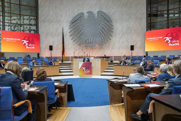 Festakt 75 Jahre Beschaffungsamt des BMI in Bonn Rede Präsident des BeschA Dr. Alexander EISVOGEL - Festakt zum 75-jährigen Bestehen des Beschaffungsamtes des BMI im ehemaligen Plenarsaal des Deutschen Bundestages, der heute Teil des World Conference Center Bonn ist. Das Beschaffungsamt gilt als größter ziviler Beschaffer des Bundes und beschafft unter anderem für das Technische Hilfswerk. Bonn Gronau Rheinland-Pfalz Deutschland Copyright: xMarcxJohnx